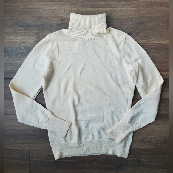 Banana Republic Sweaters - Banana Republic merino wool cream color turtleneck